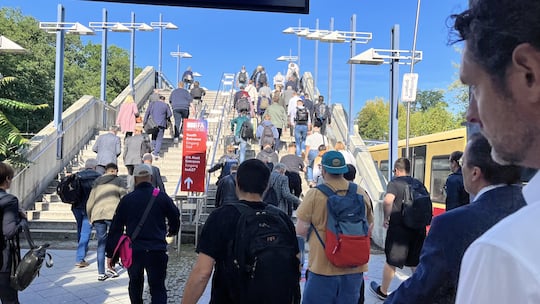 Am ersten Messetag pilgerten Fach- und Privatbesucher mit der S-Bahn zum Messeeingang Sd