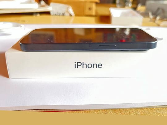 iPhone 15 Pro im Unboxing
