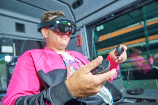 Ein Bagger lsst sich ber virtuelle Realitt (VR) steuern.