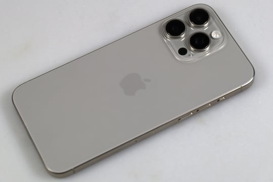 Die Rckseite des iPhone 15 Pro Max mit Triplekamera