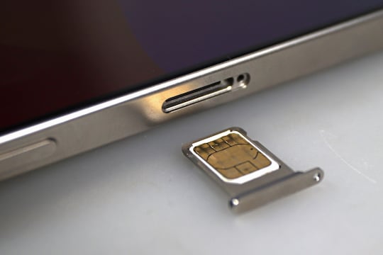 SIM-Slot: Dual-SIM ist mit einer Nano-SIM und einer eSIM mglich