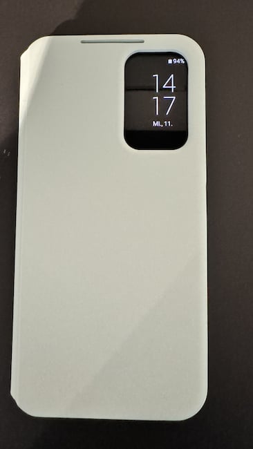Buchhlle von Samsung, die einen Ausschnitt fr die Uhr auf dem Display des Handys hat