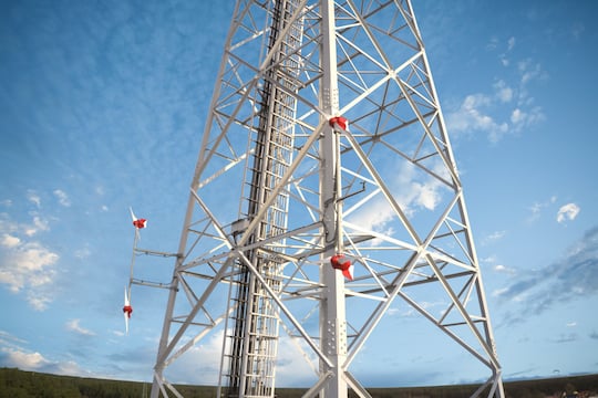 Windturbinen an einem Handy-Mast von Vantage Towers