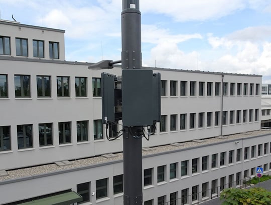 So klein kann ein 5G-Sender sein: Smarte Straenlampe mit LTE- und 5G-Sender in Frankfurt/Main.