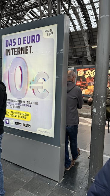 Ein aufmerksamer teltarif.de-Leser fand diese Werbung auf dem Frankfurter Hauptbahnhof