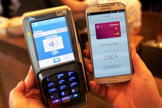 Beim mobilen Bezahlen setzten die Mobilfunker zunchst auf eine spezielle NFC-SIM. Heute ist das sichere Element im Handy zu finden
