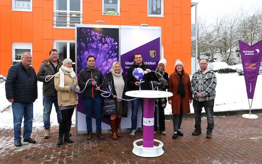 Mit einem symbolischen Lichtfest feierten die Gemeinde Sollstedt und die Thringer Netkom den Anschluss des neuen Glasfasernetzes