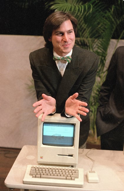 Steve Jobs mit einem Mac