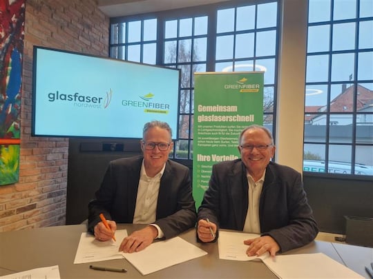 Glasfaser-Nordwest-Geschftsfhrer Andreas Mayer (links) und Uwe Krabbe, Geschftsfhrer von Greenfiber, unterzeichnen die Open-Access-Vereinbarung fr Bad Oeynhausen