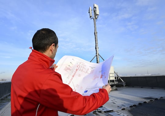 Ein Mitarbeiter vor einem neuen 5G-Mast von Vodafone