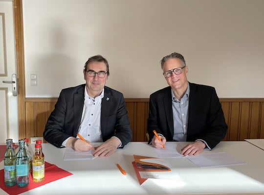 Landrat Sven Ambrosy (links) und Andreas Mayer, Geschftsfhrer Glasfaser Nordwest, unterschreiben eine Kooperationsvereinbarung, um den eigenwirtschaftlichen Glasfaserausbau im Landkreis Friesland voranzutreiben