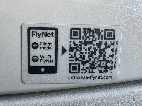FlyNet-Hinweis und QR-Code direkt am Platz