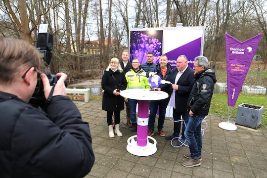Mit dem Lichterfest in Mellingen feierte die Gemeinden der Verwaltungsgemeinschaft mit der Thringer Netkom den erfolgreichen Abschluss des Glasfaserausbaus