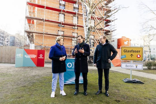 Vodafone & OXG kndigen "Glasfaser-Offensive in Berlin" an. Von links Senatorin Franziska Giffey, Michael Jungwirth (Vodafone), Stefan Rter (OXG)
