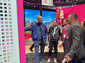 Telekom Chef Tim Httges (li) und Deutschland Chef Srini Gopalan lassen sich in Barcelona den Mobilfunkmast-to-go vom Entwickler Stefan Keller (4.v.l.) erklren.