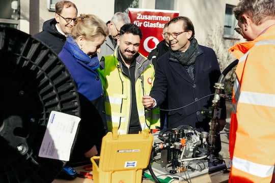Michael Jungwirth, Mitglied der Geschftsleitung von Vodafone Deutschland, zeigt Berlins Wirtschaftssenatorin Franziska Giffey eine Glasfaser, bevor sie gespleit wird
