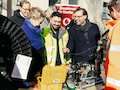 Michael Jungwirth, Mitglied der Geschftsleitung von Vodafone Deutschland, zeigt Berlins Wirtschaftssenatorin Franziska Giffey eine Glasfaser, bevor sie gespleit wird