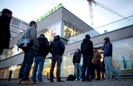 Ein Bild aus besseren Zeiten: 2012 standen Apple Fans vor den Gravis Stores noch Schlange