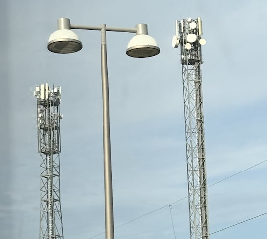 Haloch/Pfalz: Manchmal werden zwei Sendemasten nebeneinander aufgebaut (links o2, rechts Vodafone)
