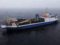 Ein Schiff verlegt ein neues Glasfaserkabel durch die Ostsee.