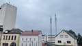 Die Stadt Osthofen (Rheinland-Pfalz) war 3 Wochen ohne Handynetze, weil der Turm (links) umgebaut und die Ersatz-Masten (rechts) nicht rechtzeitig online gehen konnten.