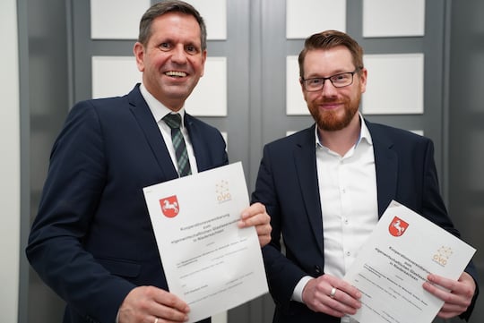 Niedersachsens Wirtschaftsminister Olaf Lies (l.) und GVG-Glasfaser-Geschftsfhrer Thorsten Fellmann mit der Kooperationsvereinbarung
