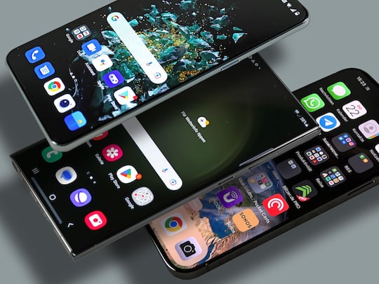 aPhablets unter sich: Google Pixel 7 Pro (oben), Samsung Galaxy S23 Ultra (M.) und iPhone 14 Pro Maxunter sich: iPhone 13 Pro Max (vorne), Samsung Galaxy S22 Ultra (M.) und OnePlus 10 Pro