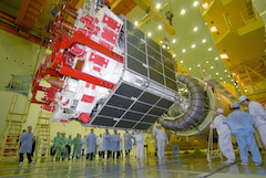 Montage eines Glonass-Satelliten auf eine Proton-M-Trgerrakete (2010)