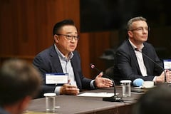 Samsung-Chef DJ Koh (links) spricht ber die Zukunft des Smartphones