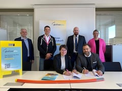 In Schnau a. d. Brend unterzeichnen Erste Brgermeisterin Sonja Rahm und Jan Svoboda von GlasfaserPlus die Kooperationsvereinbarung.