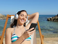 Mit einem Smartphone am Strand sollte man aufpassen