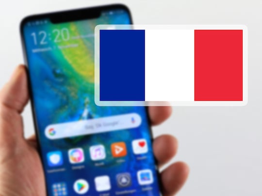 Illustration eines Smartphones vor der franzsischen Flagge.