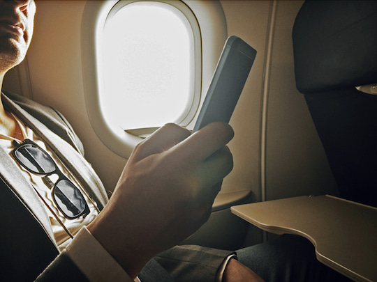 Handy im Flugzeug kann zur Kostenfalle werden