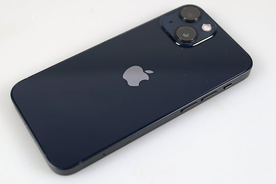 iPhone: Kurzbefehle sind per Klopfen auf die Rckseite mglich (Bild: iPhone 13 mini)